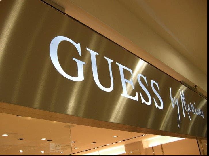 Gaismas kastes ar izgriezumiem